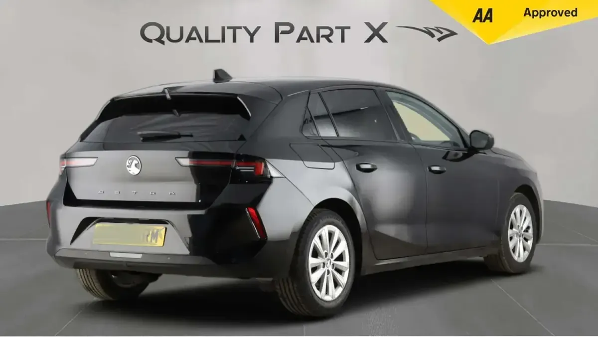 Begagnad Vauxhall Astra Design Edition 110 HK (80 kW) 2024 Svart Halvkombi