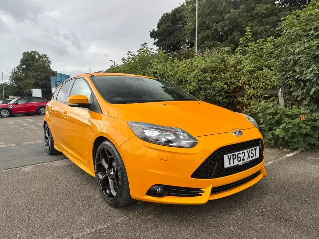 Used Ford Focus Style 250 HP (183 kW) 2013 Yellow Hatchback