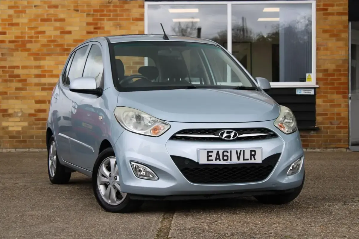Usado Hyundai i10 Style 86 HP (63 kW) 2011 Prateado Citadino