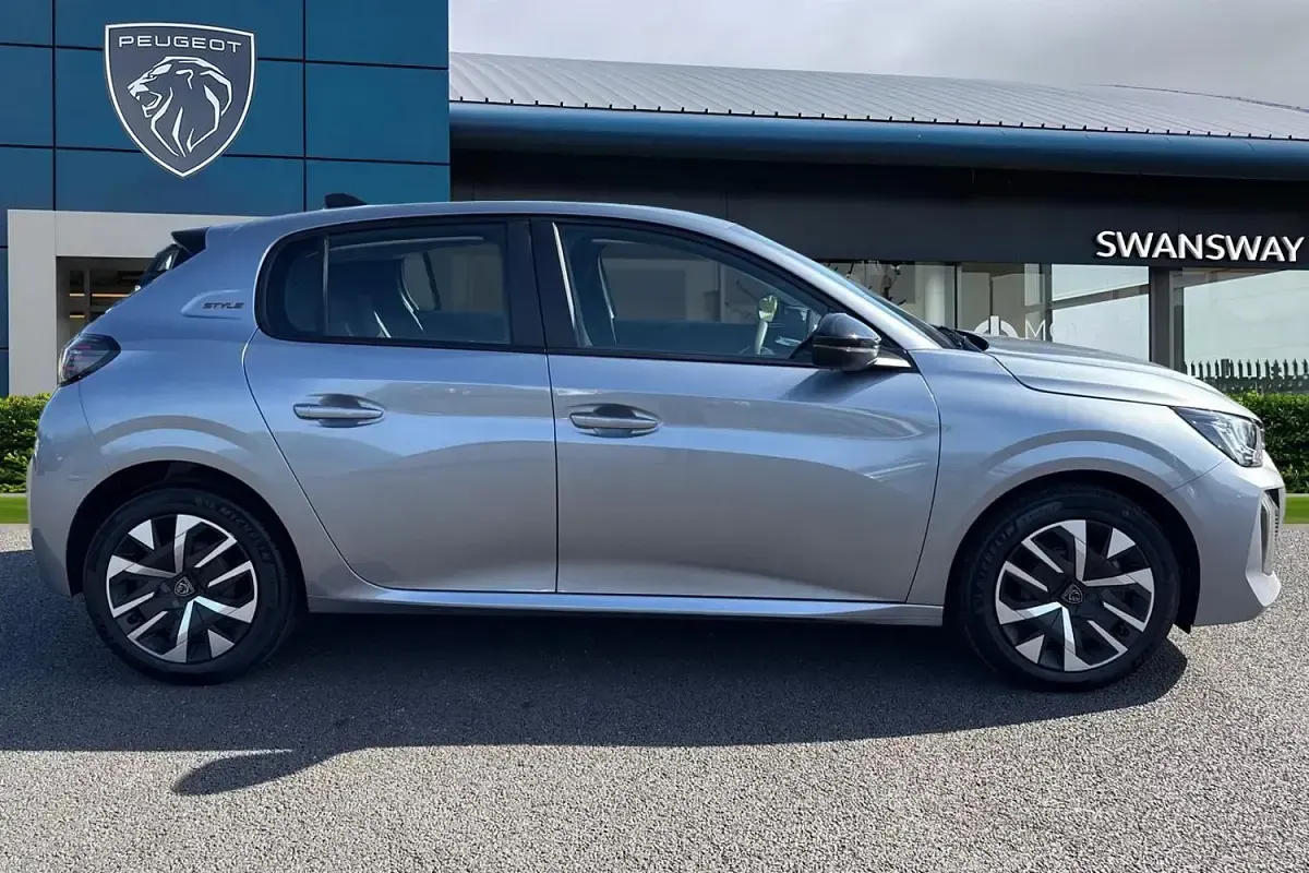 Neu Peugeot 208 Style 101 PS (74 kW) 2026 Grau Kleinwagen