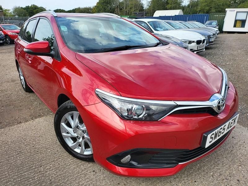 Red Used 2015 Toyota Auris Estate | £6,695 (Fair price) - Image 1/4