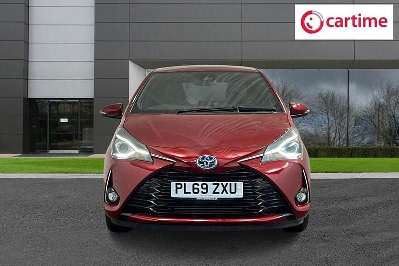 Used Toyota Yaris Hybrid 100 HP (73 kW) 2019 Red Hatchback