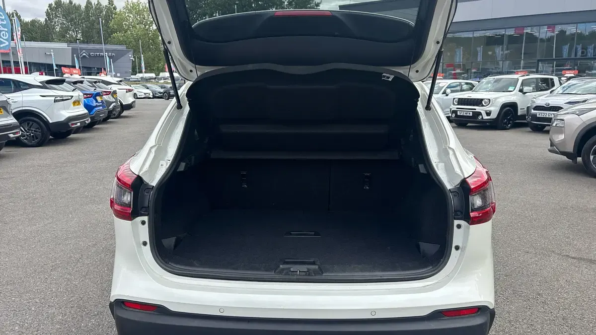 Used Nissan Qashqai N-Connecta 140 HP (102 kW) 2019 White SUV