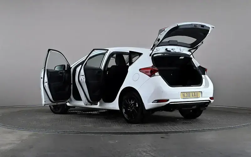 Used Toyota Auris 116 HP (85 kW) 2018 White Hatchback