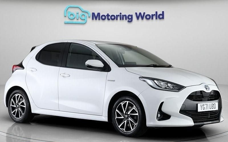 Used 2025 Toyota Yaris Hybrid Design Hatchback | £15,500 (Super price) - Image 1/4
