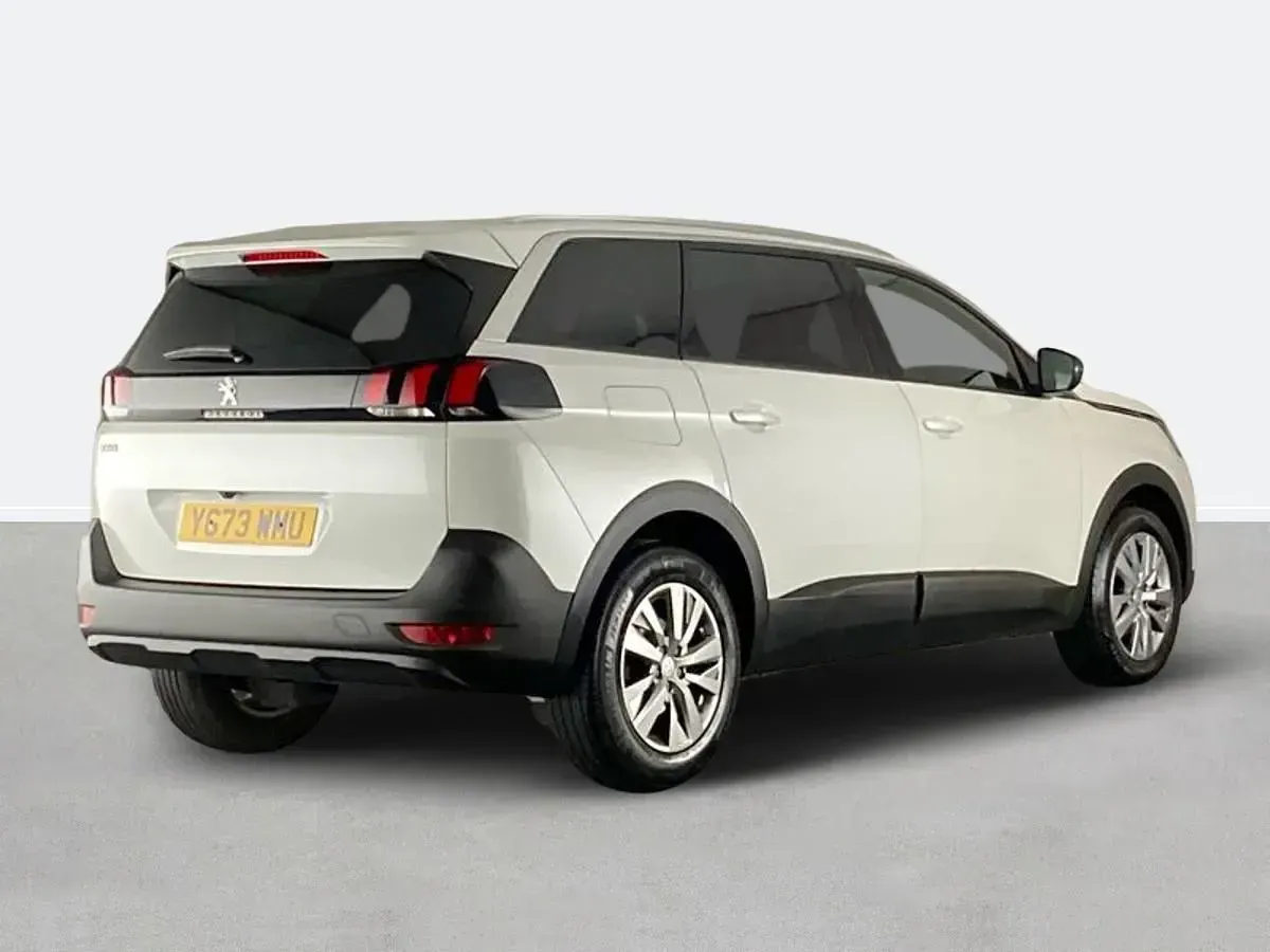 Używany Peugeot 5008 Active+ 130 KM (95 kW) 2023 Biały SUV