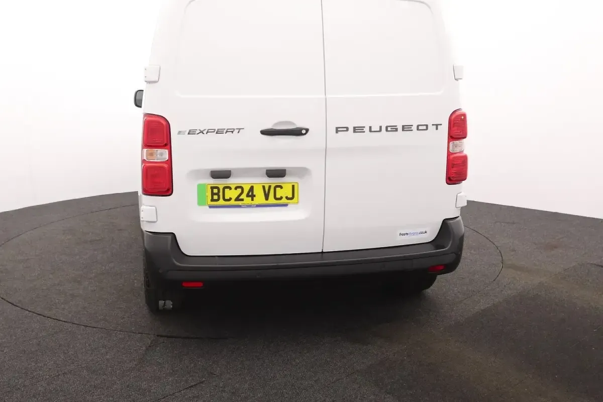 Second-hand Peugeot e-Expert 100 kW (136 CP) 2024 Alb Van