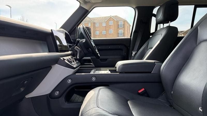 Used Land Rover Defender HSE 300 HP (220 kW) 2023 Black SUV