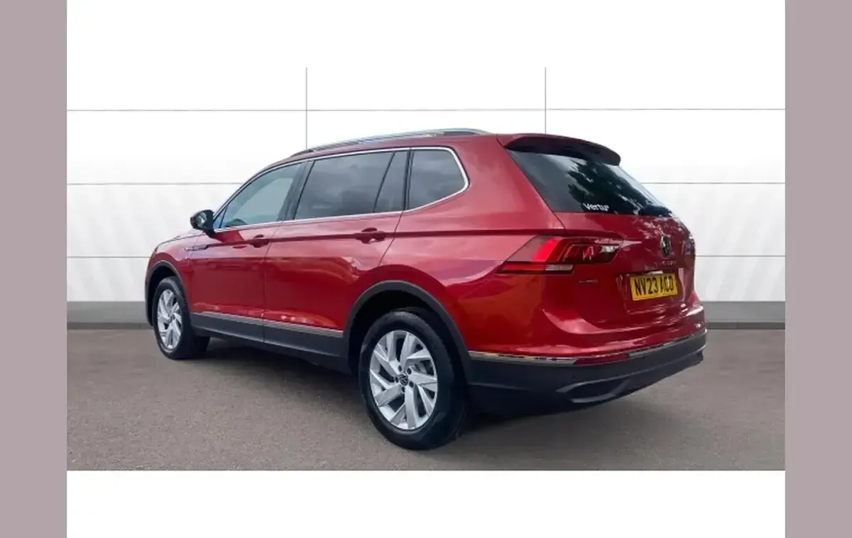 Used VW Tiguan Allspace Life 150 HP (110 kW) 2023 Red SUV