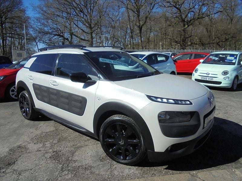 Used Citroën C4 Cactus Flair 100 HP (73 kW) 2015 White Hatchback