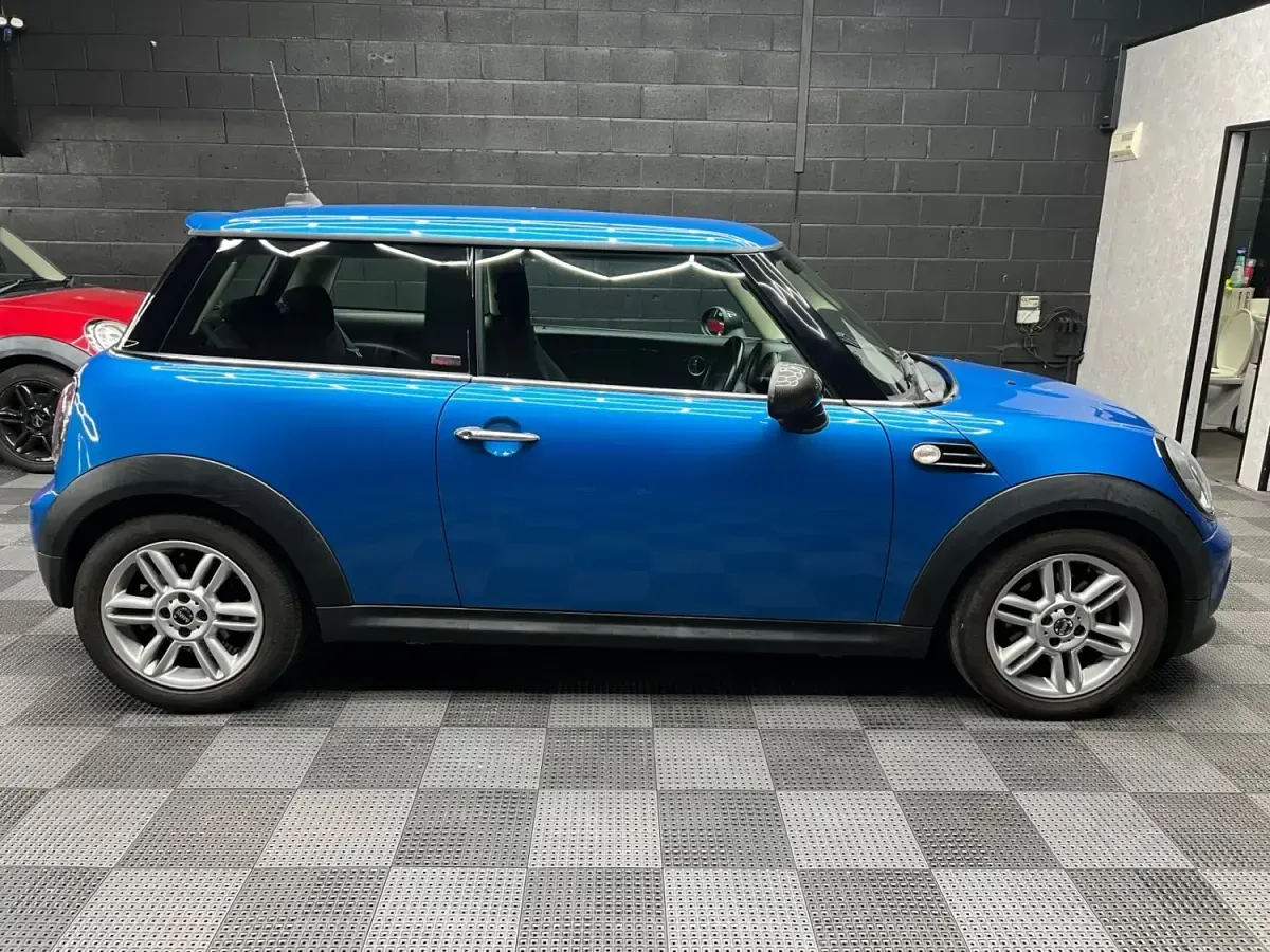 Usado Mini Cooper Hatch 122 CV (89 kW) 2011 Azul Utilitario