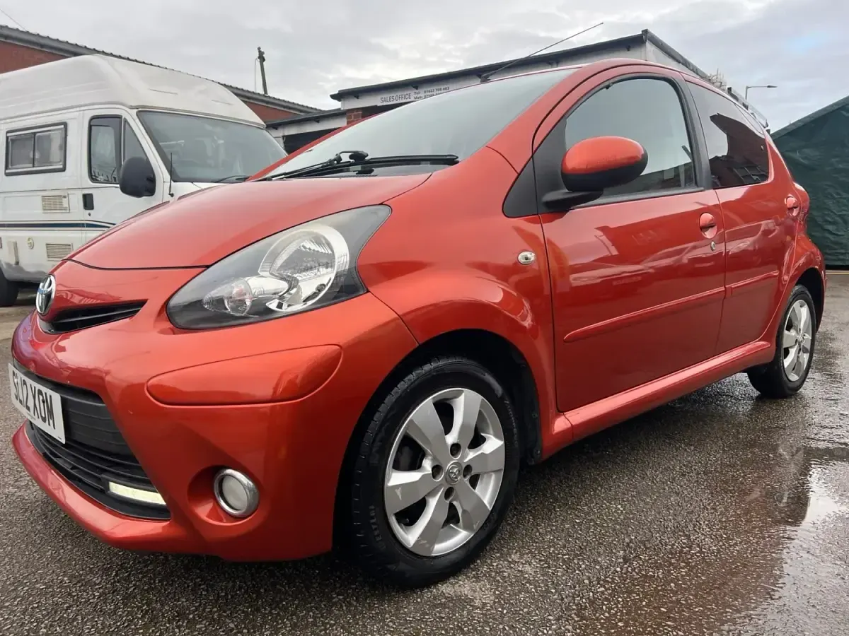 Usado Toyota Aygo 68 HP (50 kW) 2012 Vermelho Citadino