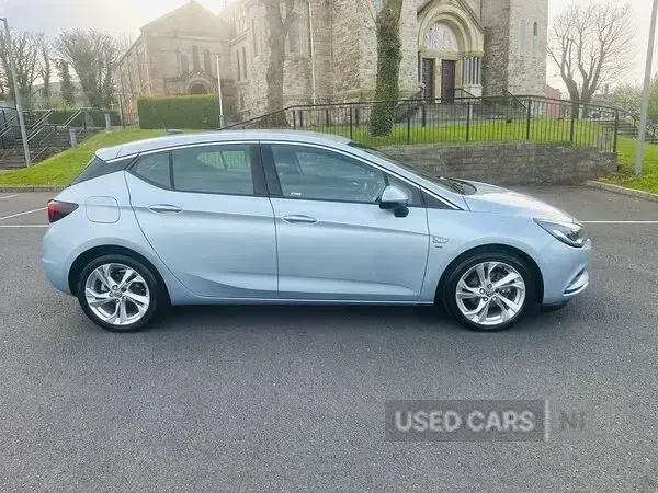 Usado Vauxhall Astra SRi 110 HP (80 kW) 2018 Prateado Citadino