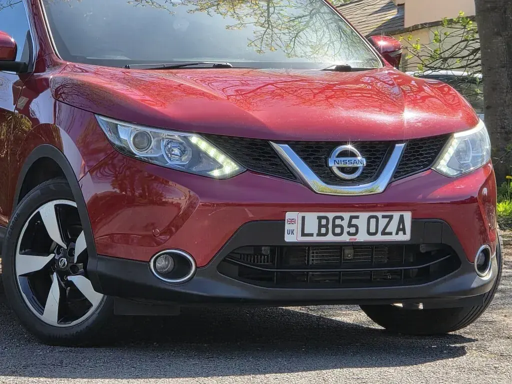 Usado Nissan Qashqai N-TEC 115 CV (84 kW) 2016 Rojo SUV