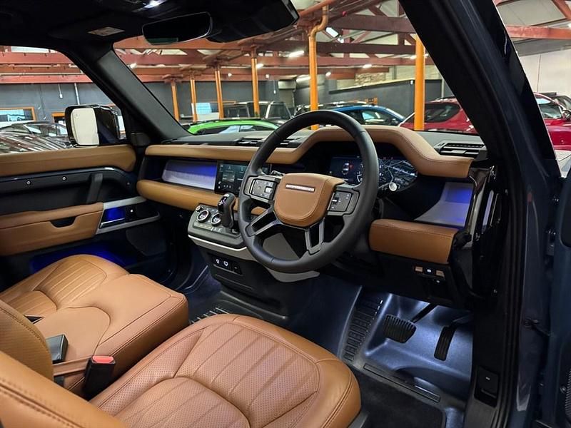 Used Land Rover Defender SE 300 HP (220 kW) 2024 Blue Estate