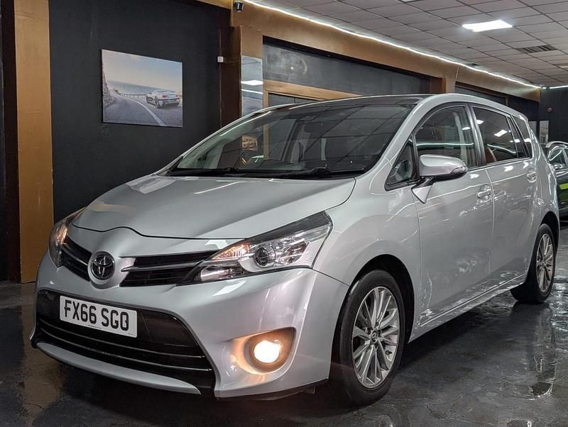 Used Toyota Verso Design 112 HP (82 kW) 2016 Silver MPV