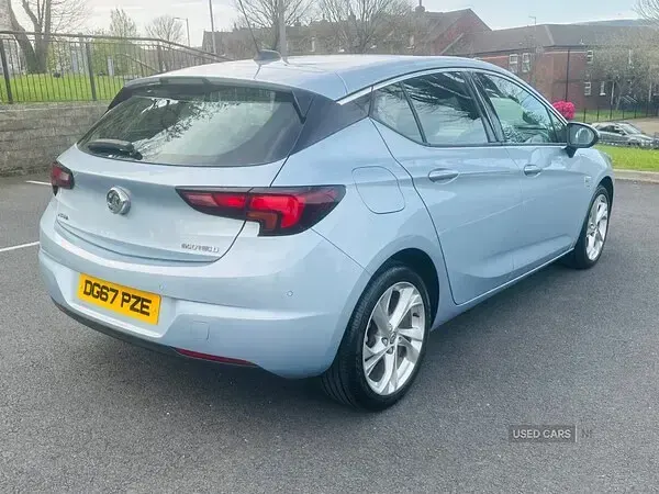 Usado Vauxhall Astra SRi 110 HP (80 kW) 2018 Prateado Citadino
