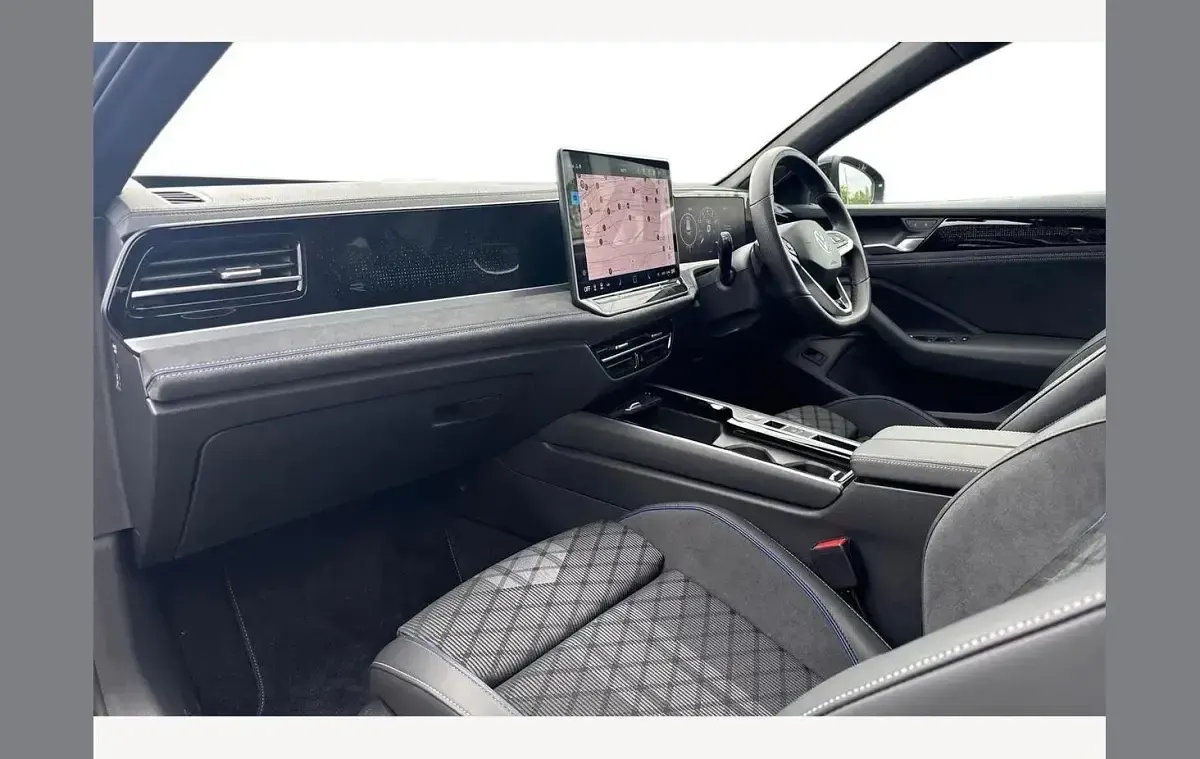 Used VW Passat R-line 147 HP (108 kW) 2025 Green Estate