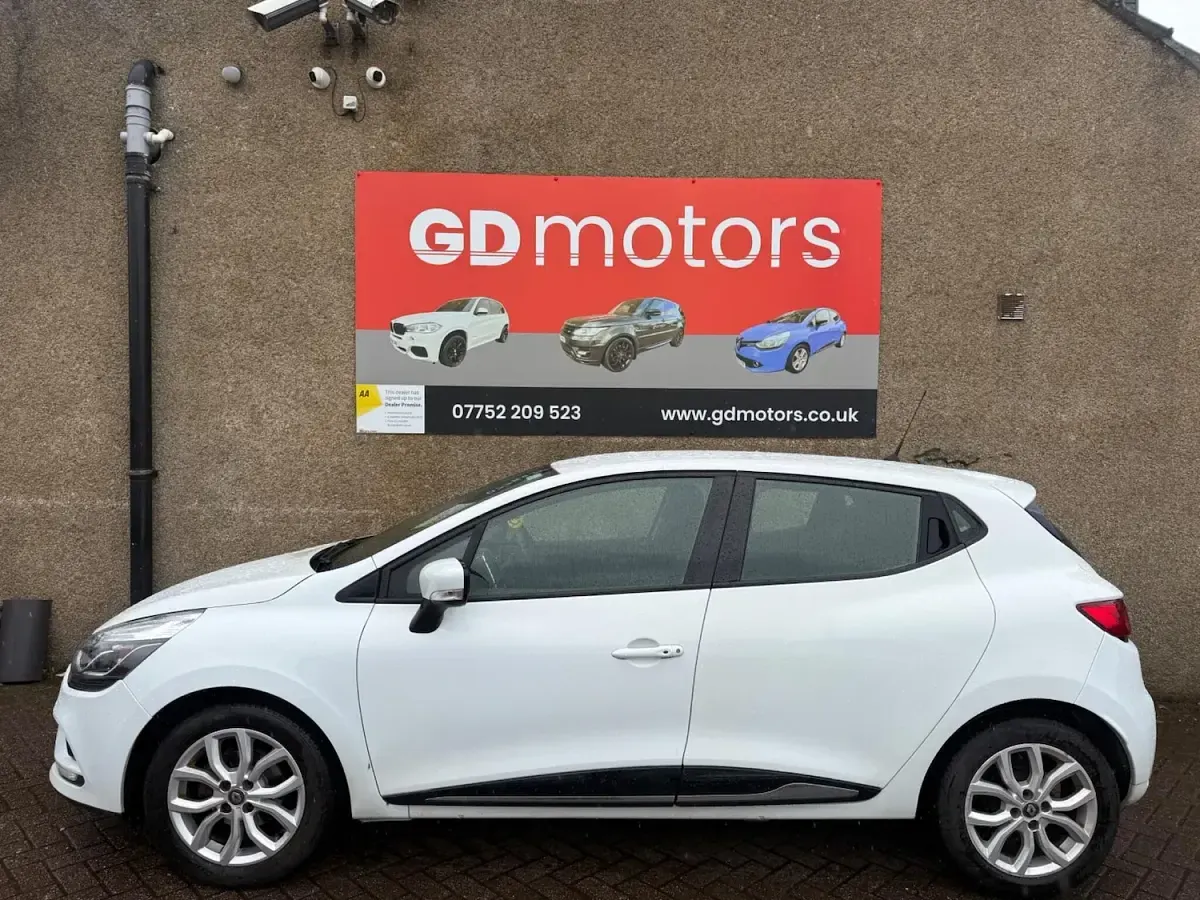 Used Renault Clio Dynamique 75 HP (55 kW) 2016 White Hatchback