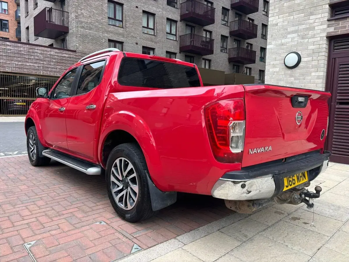 Used Nissan Navara Tekna 190 HP (139 kW) 2016 Red Pickup
