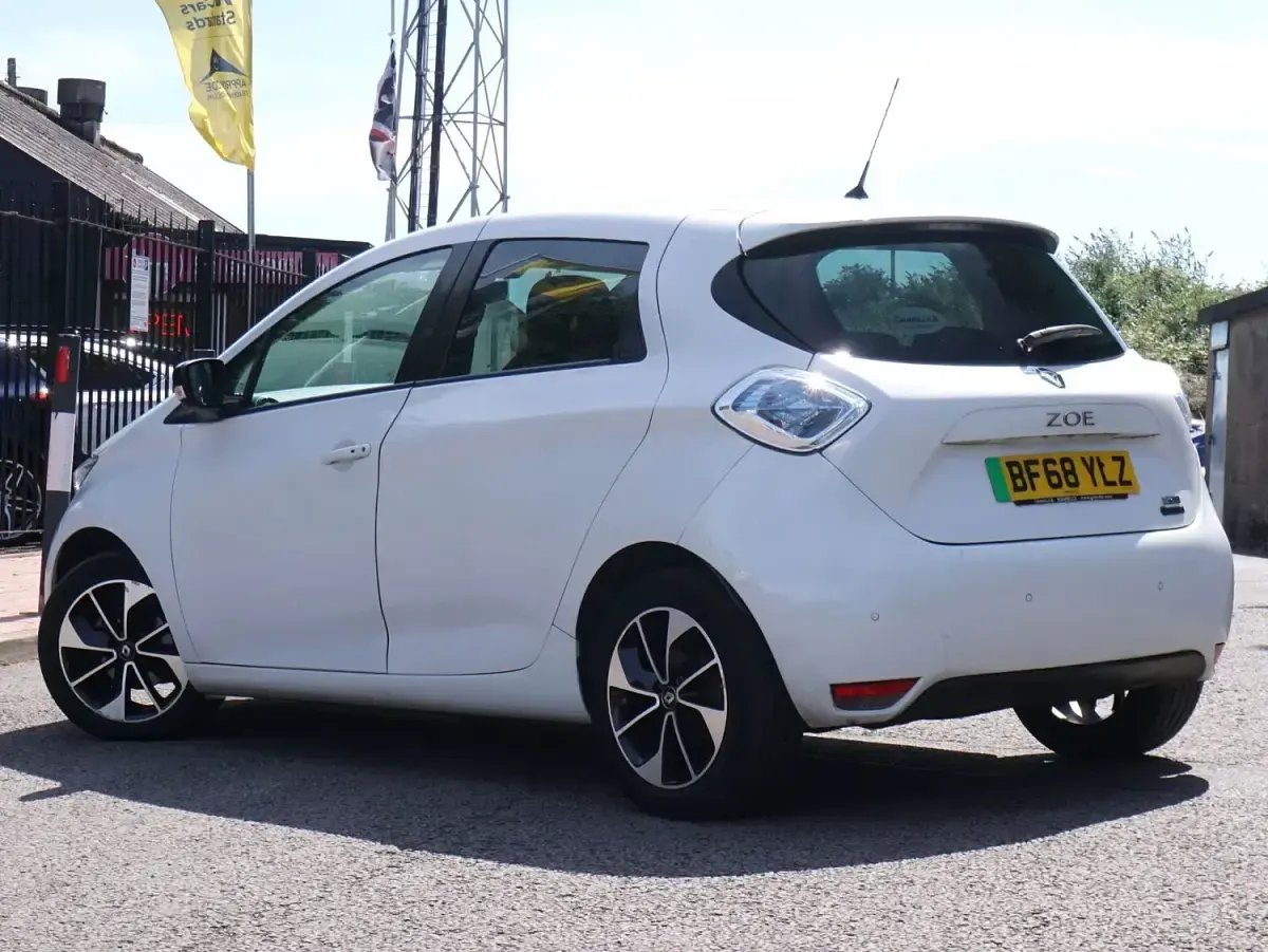 Used Renault Zoe Dynamique 80 kW (109 HP) 2018 White Hatchback