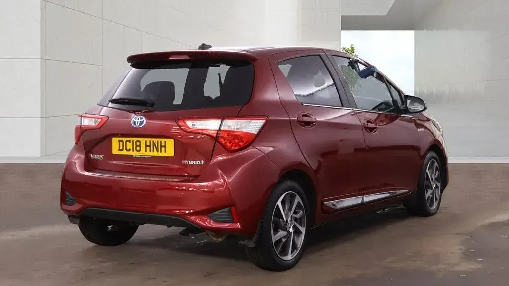 Used Toyota Yaris 100 HP (73 kW) 2018 Red Hatchback
