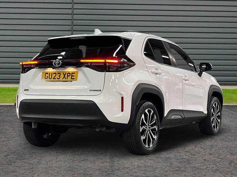 Used Toyota Yaris Design 116 HP (85 kW) 2023 Pure white Hatchback