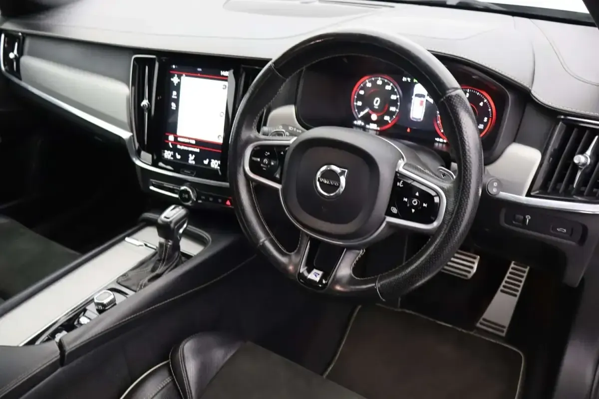 Used Volvo V90 R-Design 187 HP (137 kW) 2018 Silver Estate