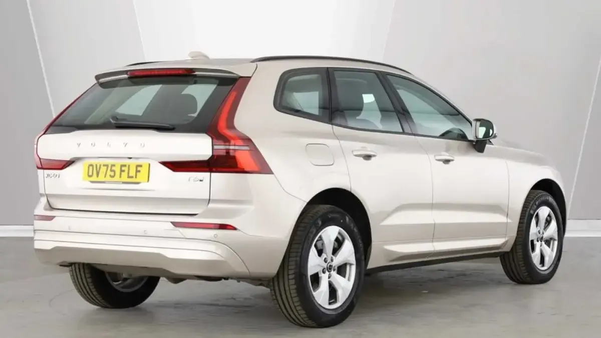 Used Volvo XC60 Core 345 HP (253 kW) 2025 Gold SUV