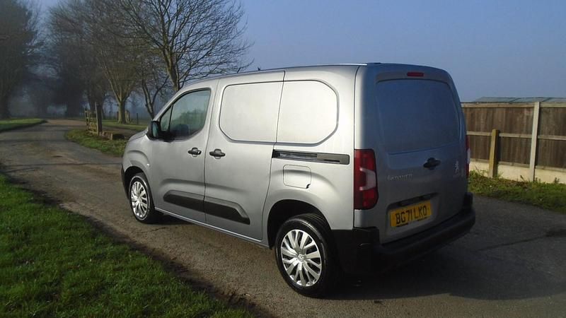 Used Peugeot Partner Premium 100 HP (73 kW) 2021 Grey MPV