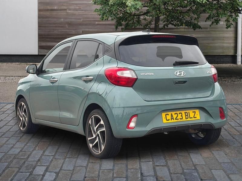 Used Hyundai i10 Premium 67 HP (49 kW) 2023 Green Hatchback