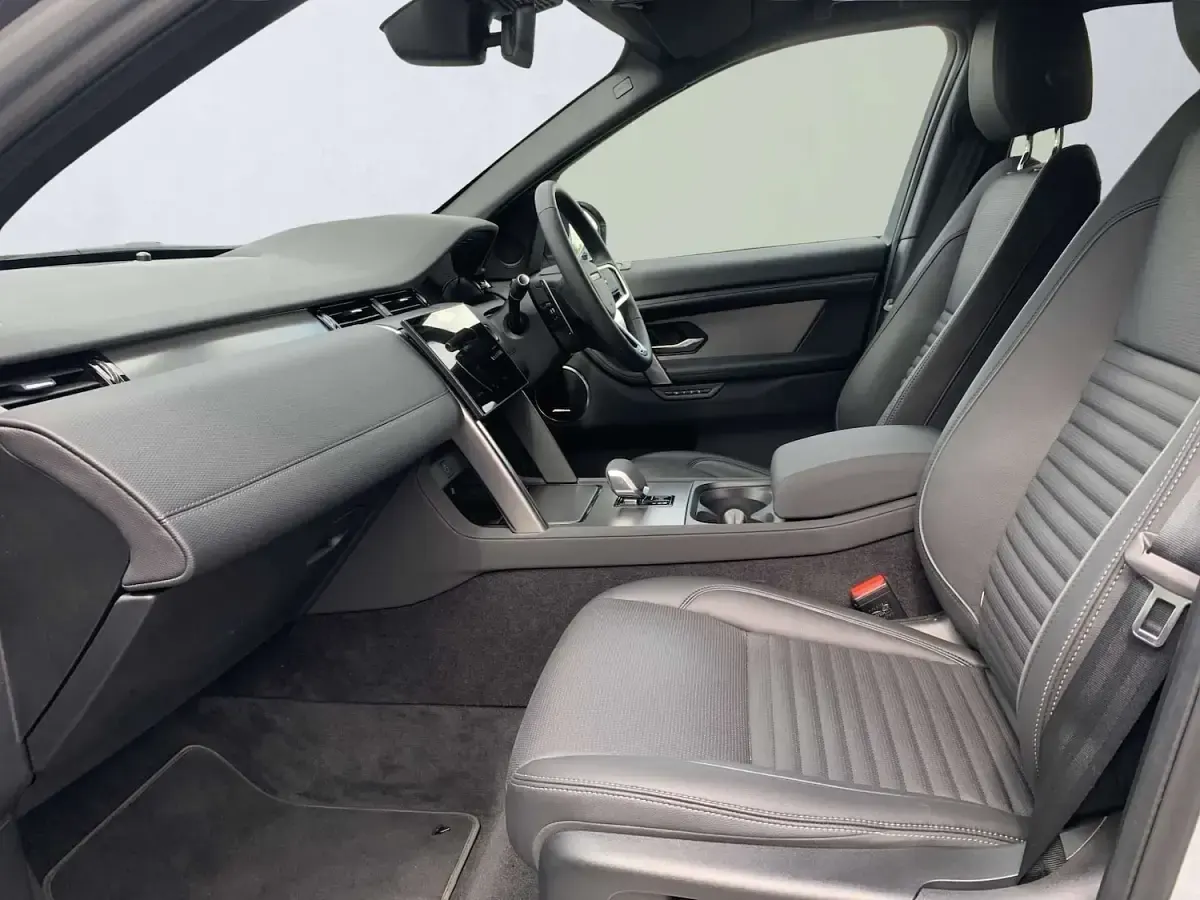 Used Land Rover Discovery 5 SE Dynamic 2026 Silver SUV