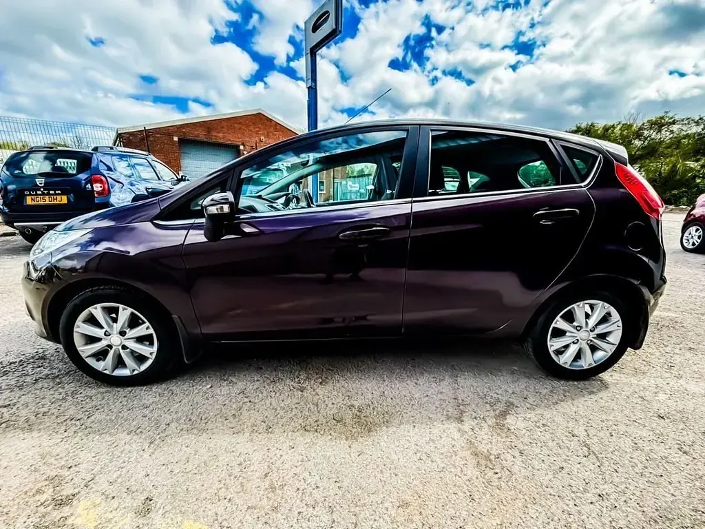 Usado Ford Fiesta Zetec 82 HP (60 kW) 2008 Vermelho Citadino
