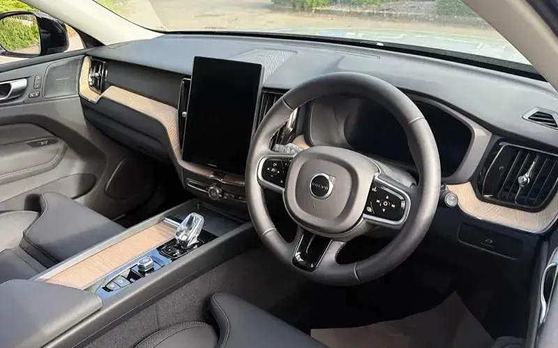 Begagnad Volvo XC60 Plus 250 HK (183 kW) 2025 Grå SUV