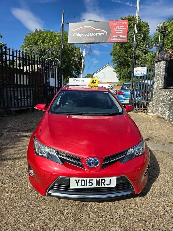 Red Used 2015 Toyota Auris Hybrid Plus Hatchback | £7,999 (Fair price) - Image 1/4