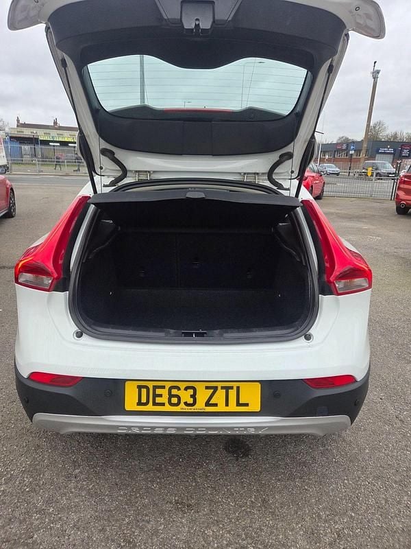 Used Volvo V40 2013 White Hatchback