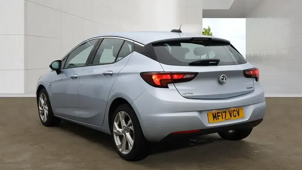 Used Vauxhall Astra SRi 150 HP (110 kW) 2017 Silver Hatchback