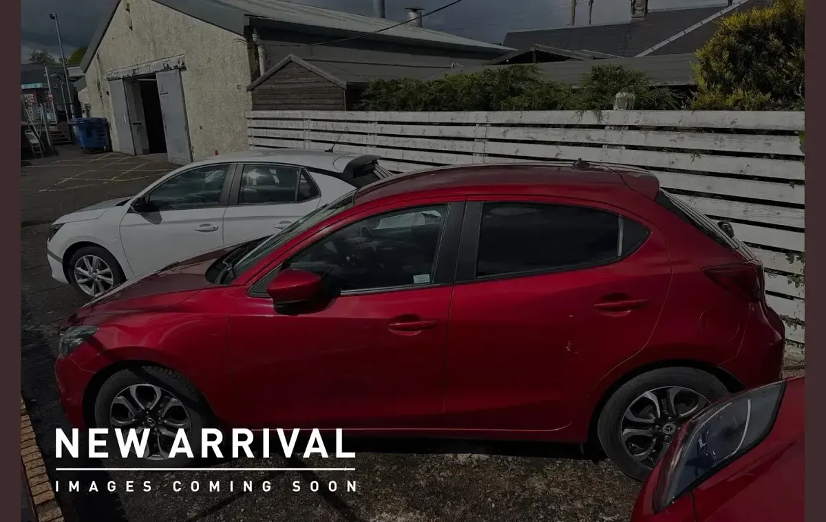 Usado Mazda 2 Inclusive 88 CV (64 kW) 2016 Rojo Utilitario
