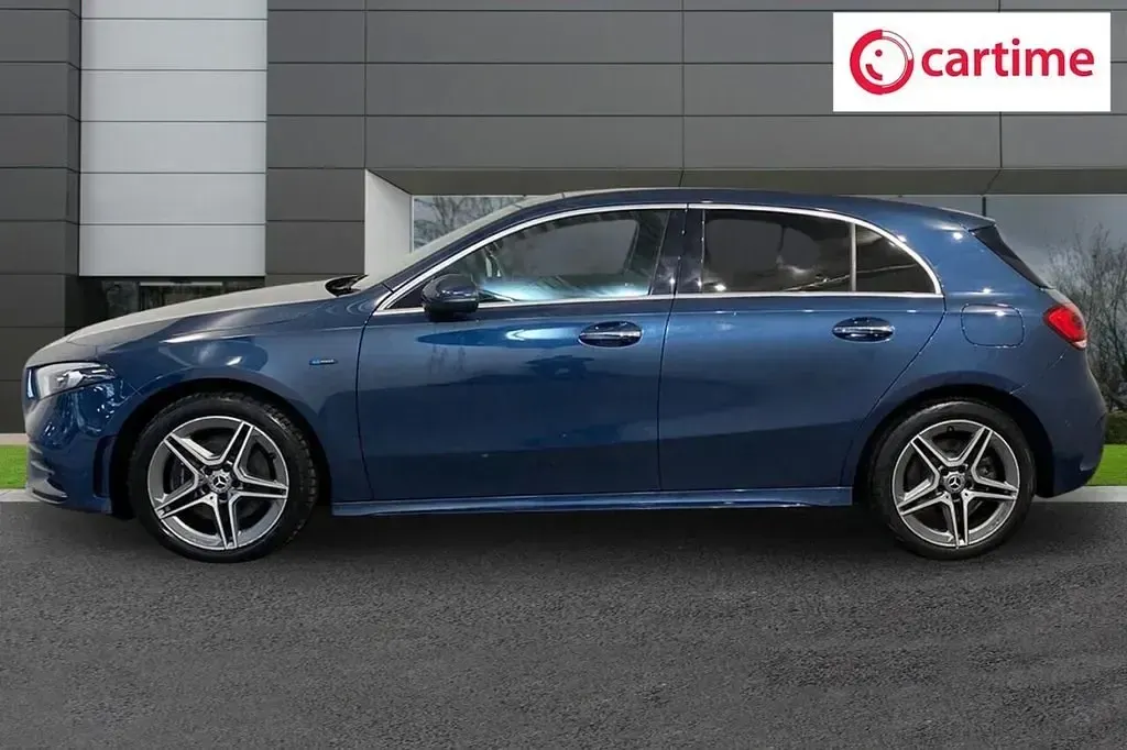 Begagnad Mercedes A250 AMG Line Premium Plus 2020 Blå Halvkombi