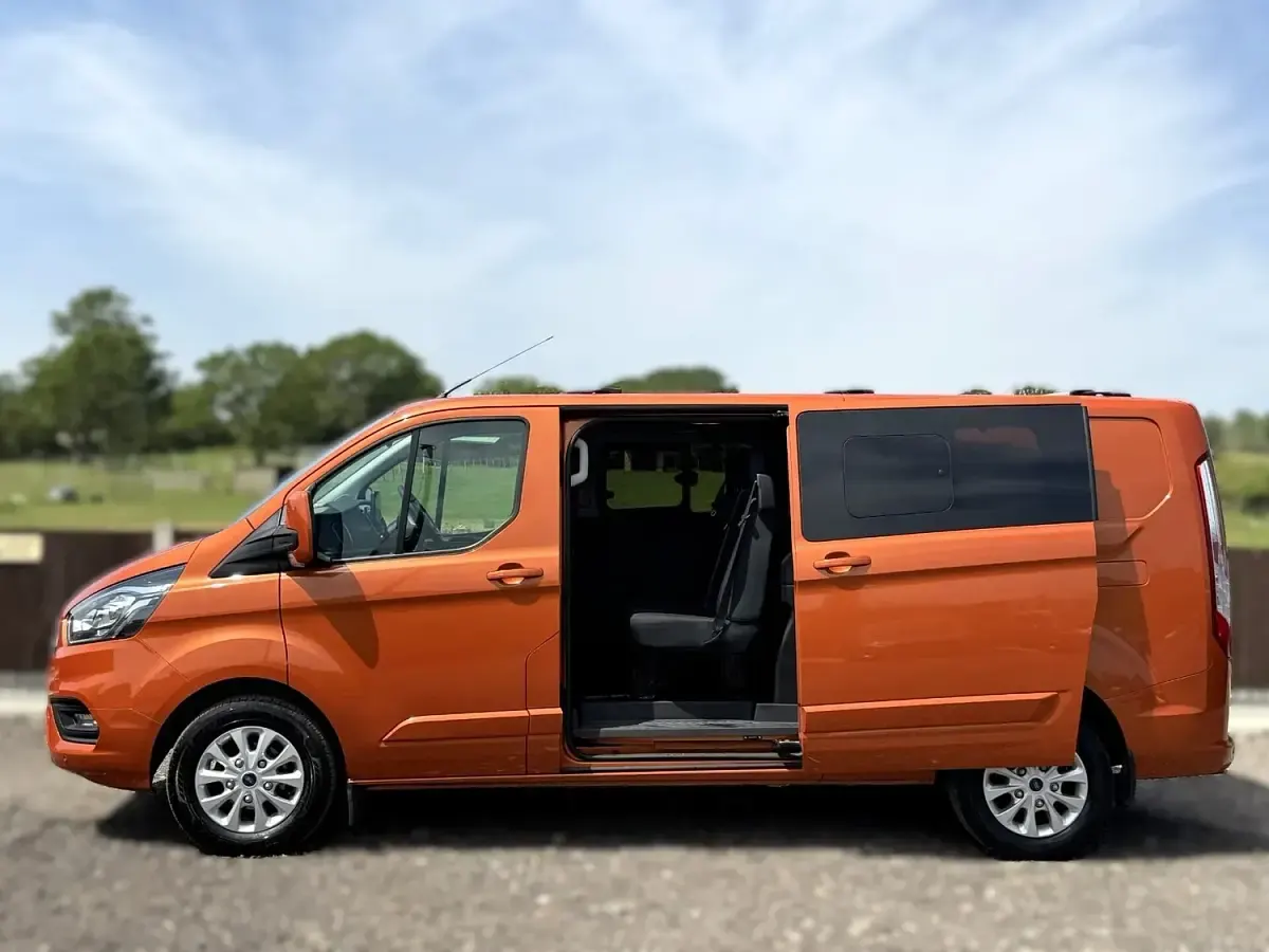 Used Ford Transit Custom Limited 170 HP (125 kW) 2022 Orange Van