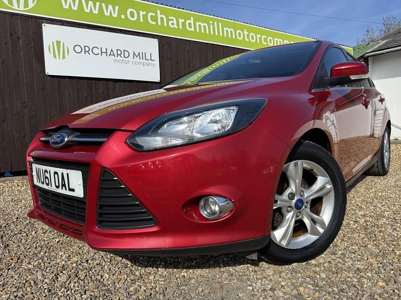 Used Ford Focus Zetec 125 HP (91 kW) 2011 Red Hatchback