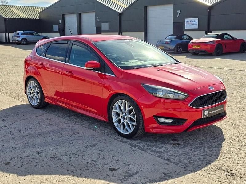 Used Ford Focus Zetec 125 HP (91 kW) 2015 Red Hatchback
