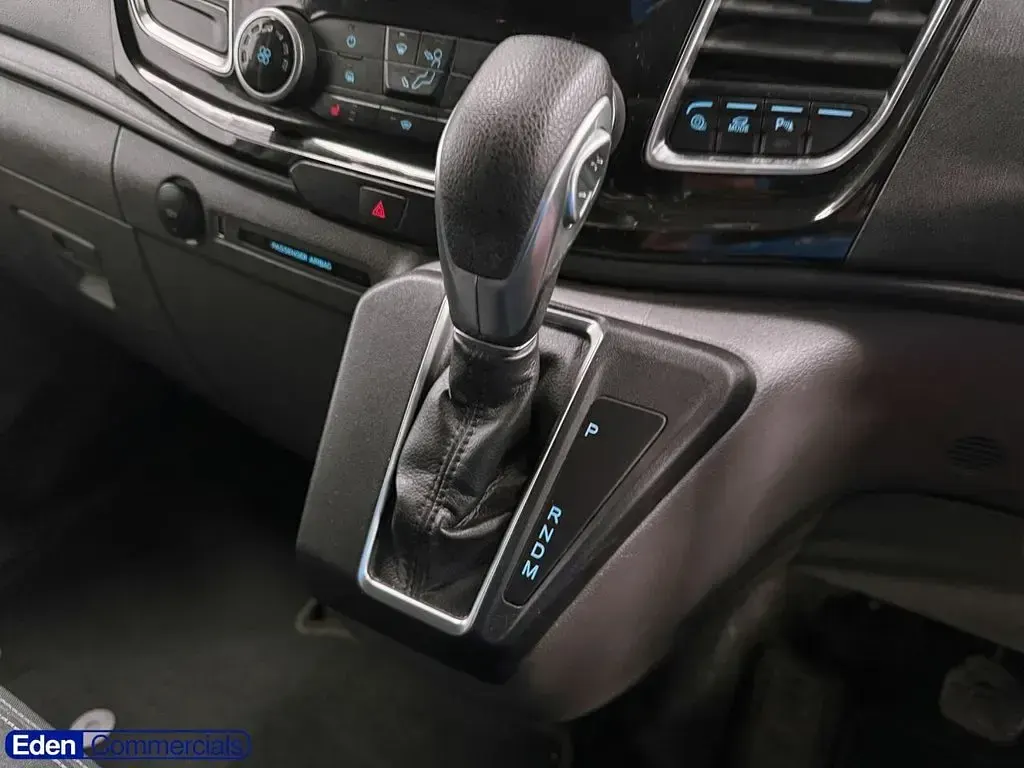 Used Ford Transit Custom Limited 170 HP (125 kW) 2022 White Van