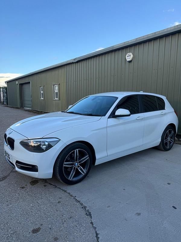 Begagnad BMW 116 Sport Line 2014 Vit Halvkombi