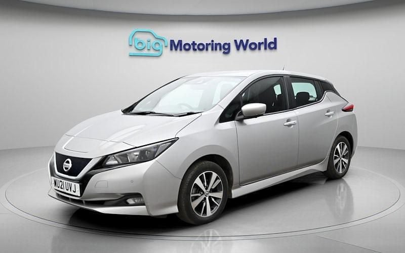 Begagnad Nissan Leaf Acenta 110 kW (150 HK) 2021 Silver Halvkombi
