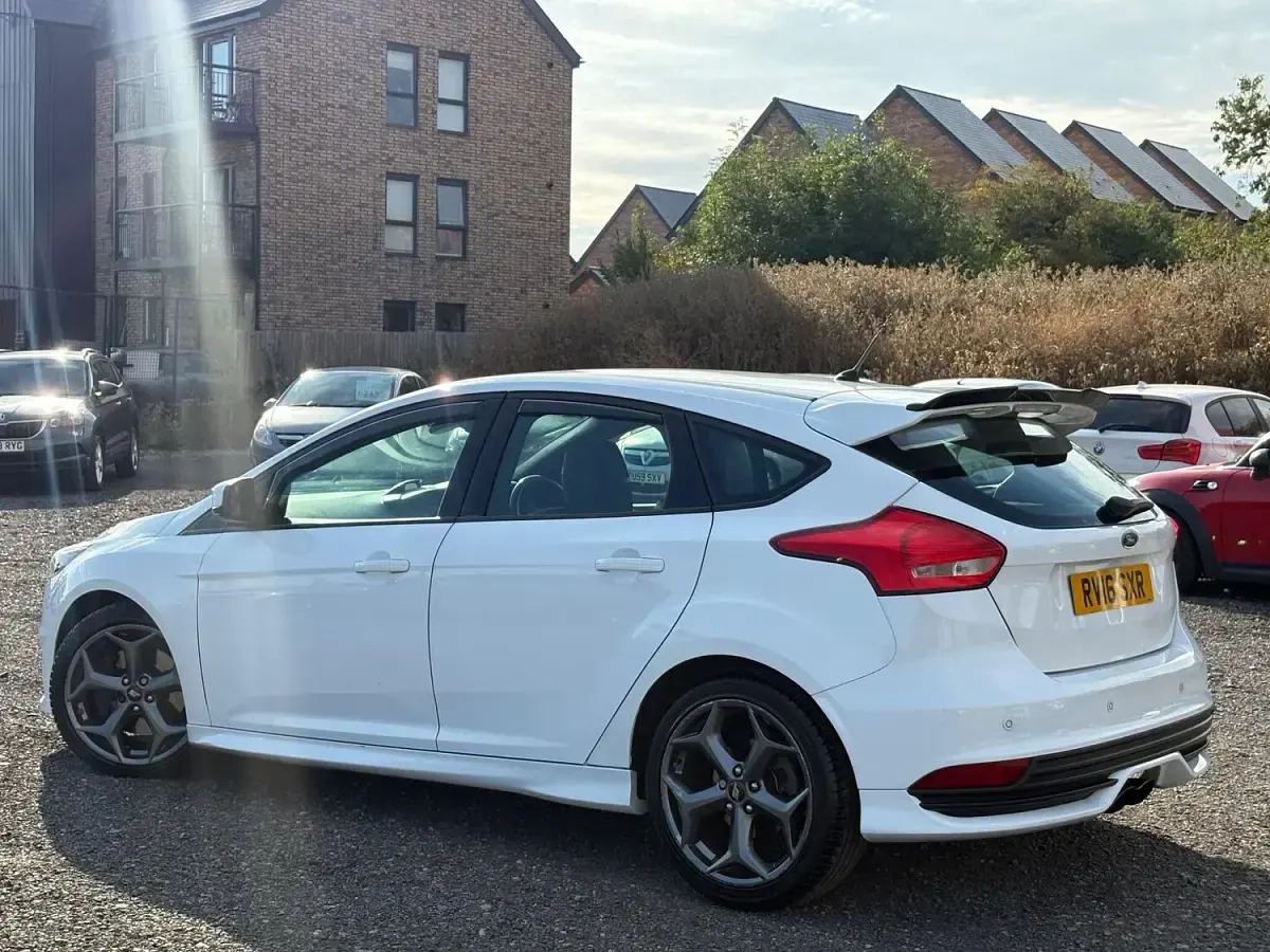 Used Ford Focus ST 185 HP (136 kW) 2016 White Hatchback