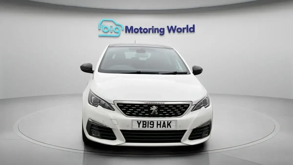 Used Peugeot 308 GT-line 130 HP (95 kW) 2019 White Hatchback