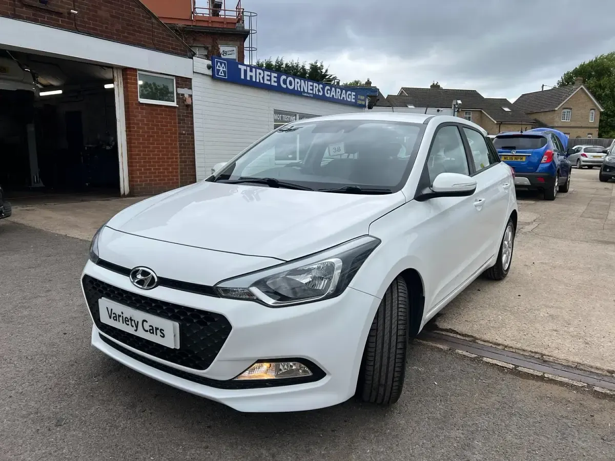 Used Hyundai i20 SE 100 HP (73 kW) 2017 White Hatchback