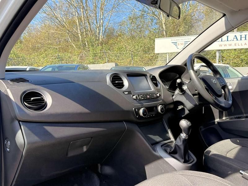 Used Hyundai i10 Premium SE 87 HP (63 kW) 2018 White Hatchback