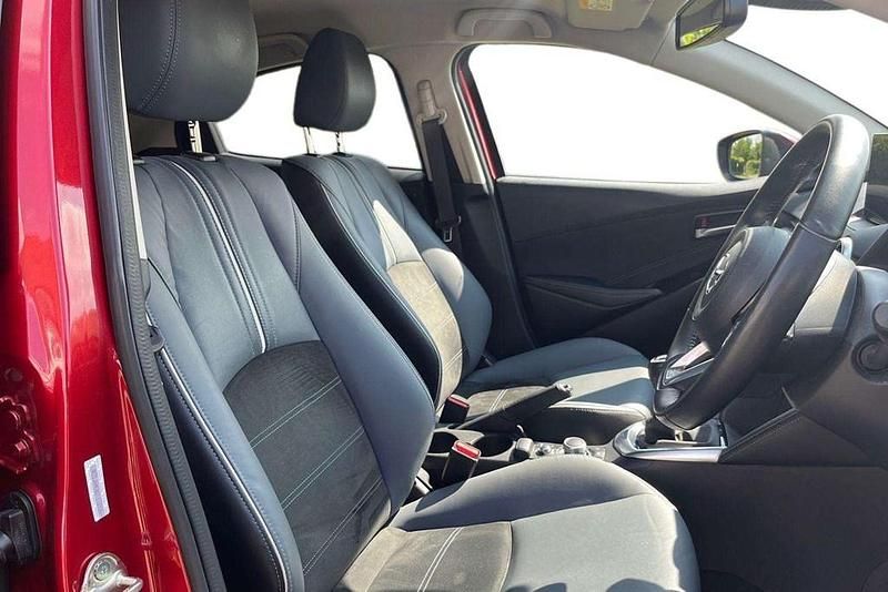 Second-hand Mazda 2 Inclusive 90 CP (66 kW) 2023 Roșu Hatchback